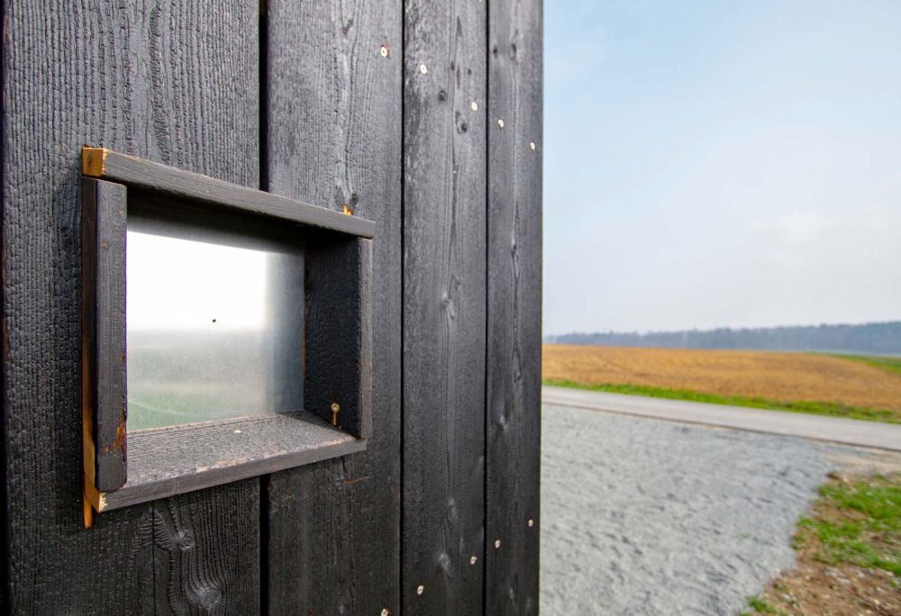 Kleines Fenster in dem Klotz