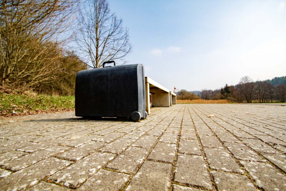 Koffer neben zwei Bänken