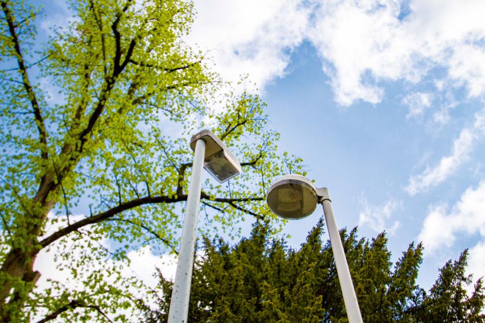 Laternenpaar schaut sich an