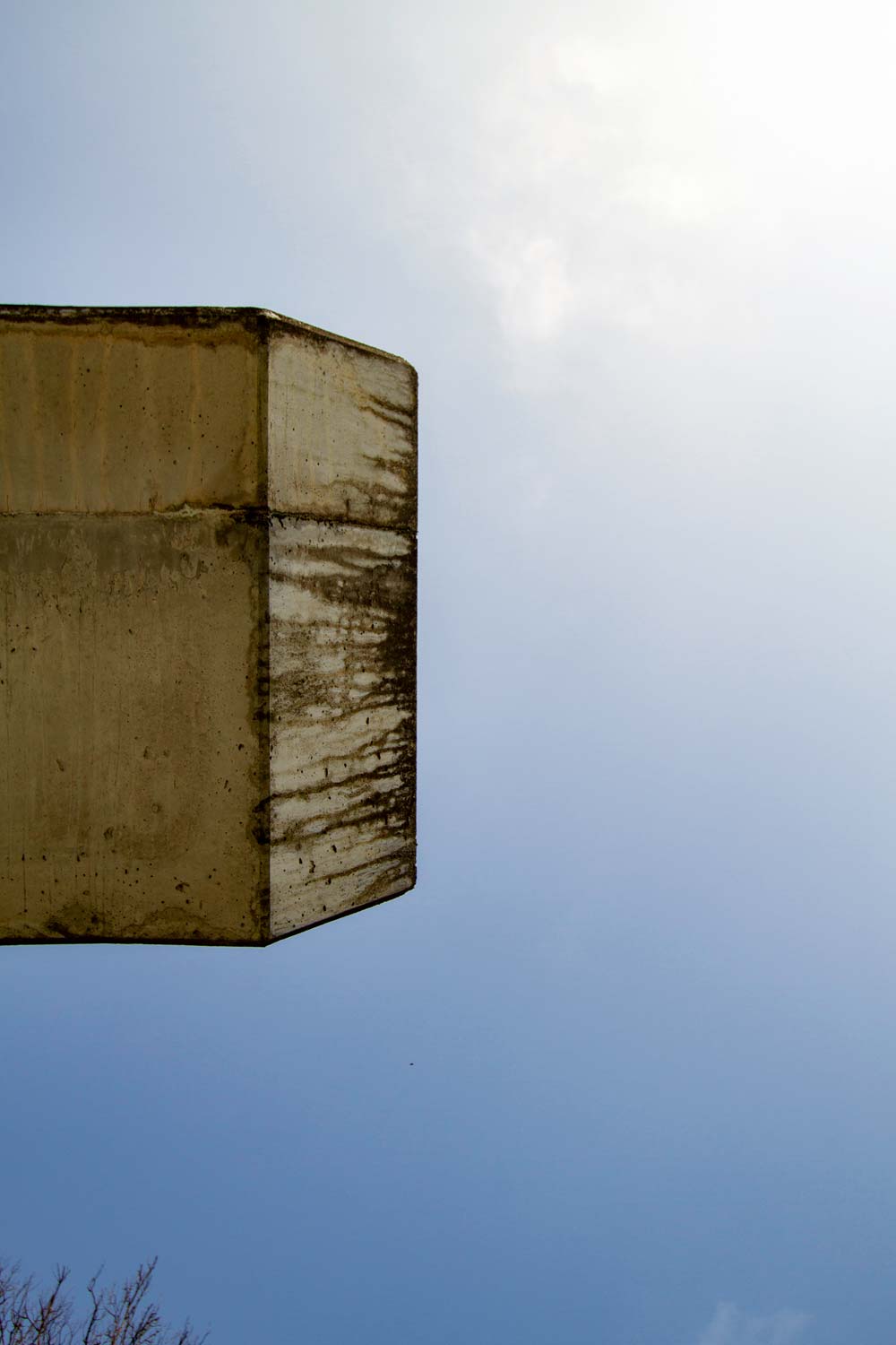Skulptur von unten gegen Himmel