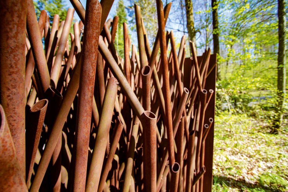 Rostige Metallrohre sehen aus wie Äste