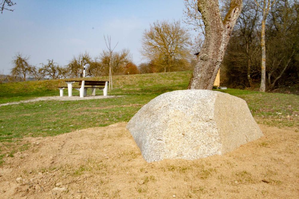 Halbausgegrabener Stein