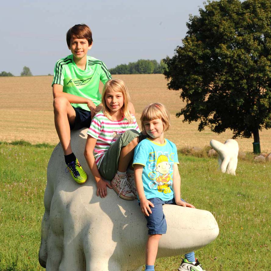 Kinder auf einem Eisbär