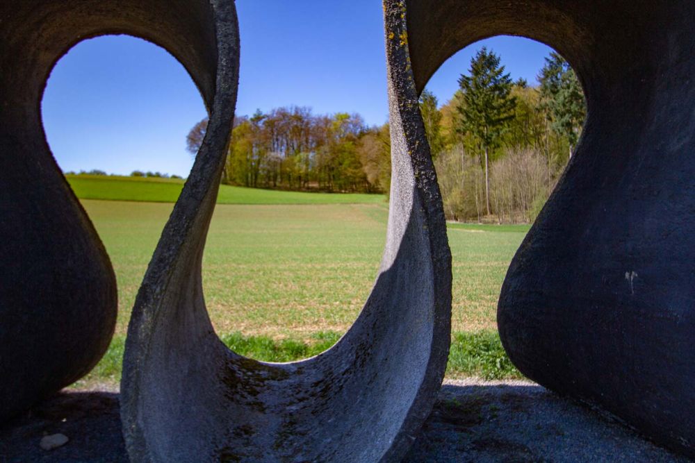Blick durch die geschwungene Skulptur