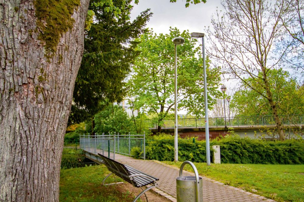 Laternenpaar und Bank