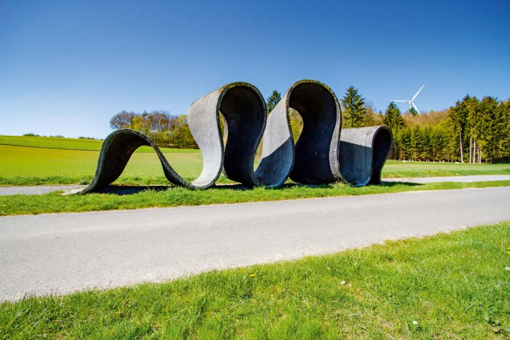 Skulptur aus geschwungener Straße