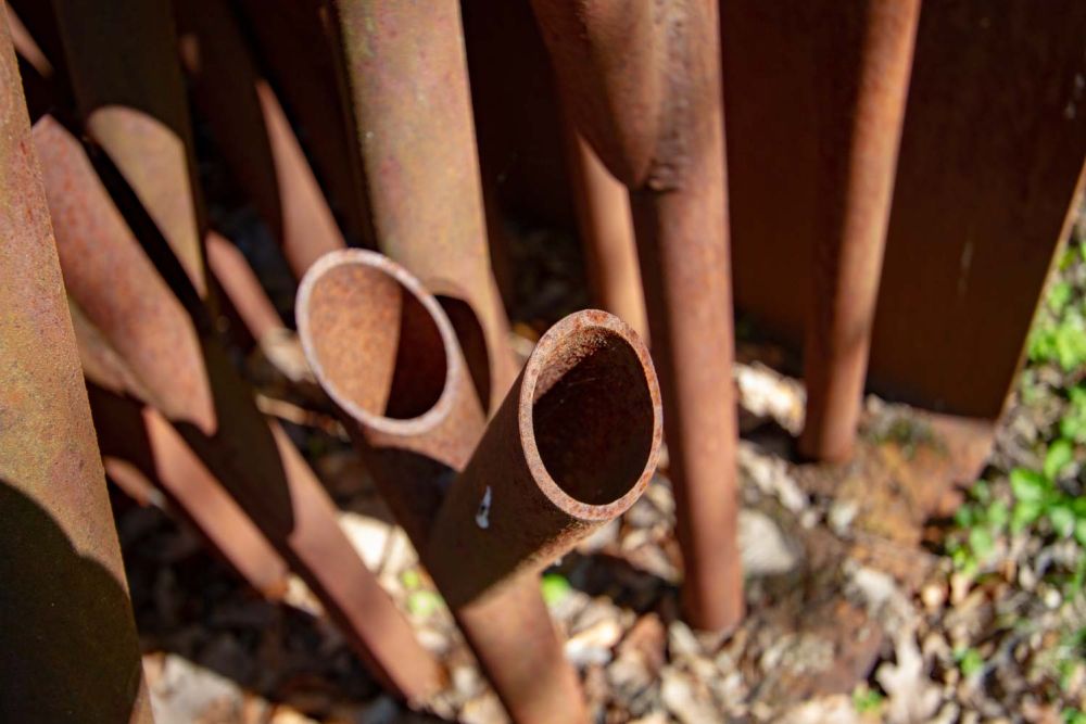 Detailansicht ins rostige Metallrohr