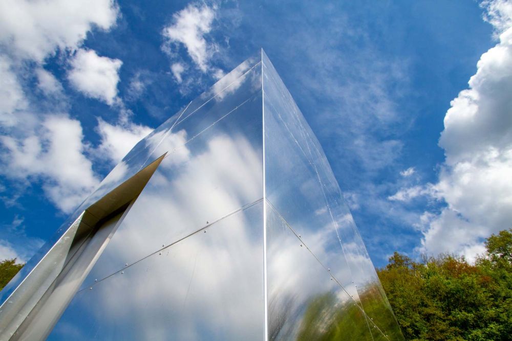 Am Fahrstuhl spiegelt sich der Himmel