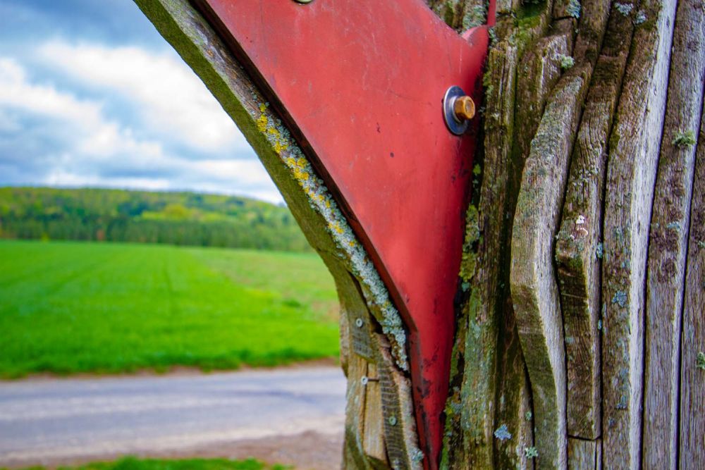 Rotes Metall zwischen den Brettern