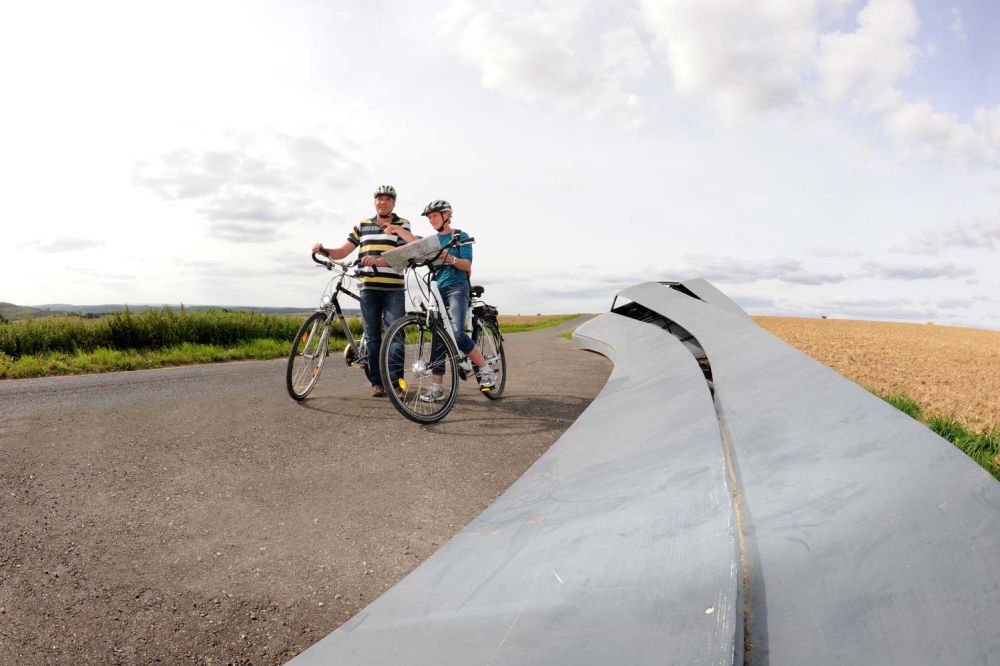 Fahrradfahrer schauen auf eine Karte