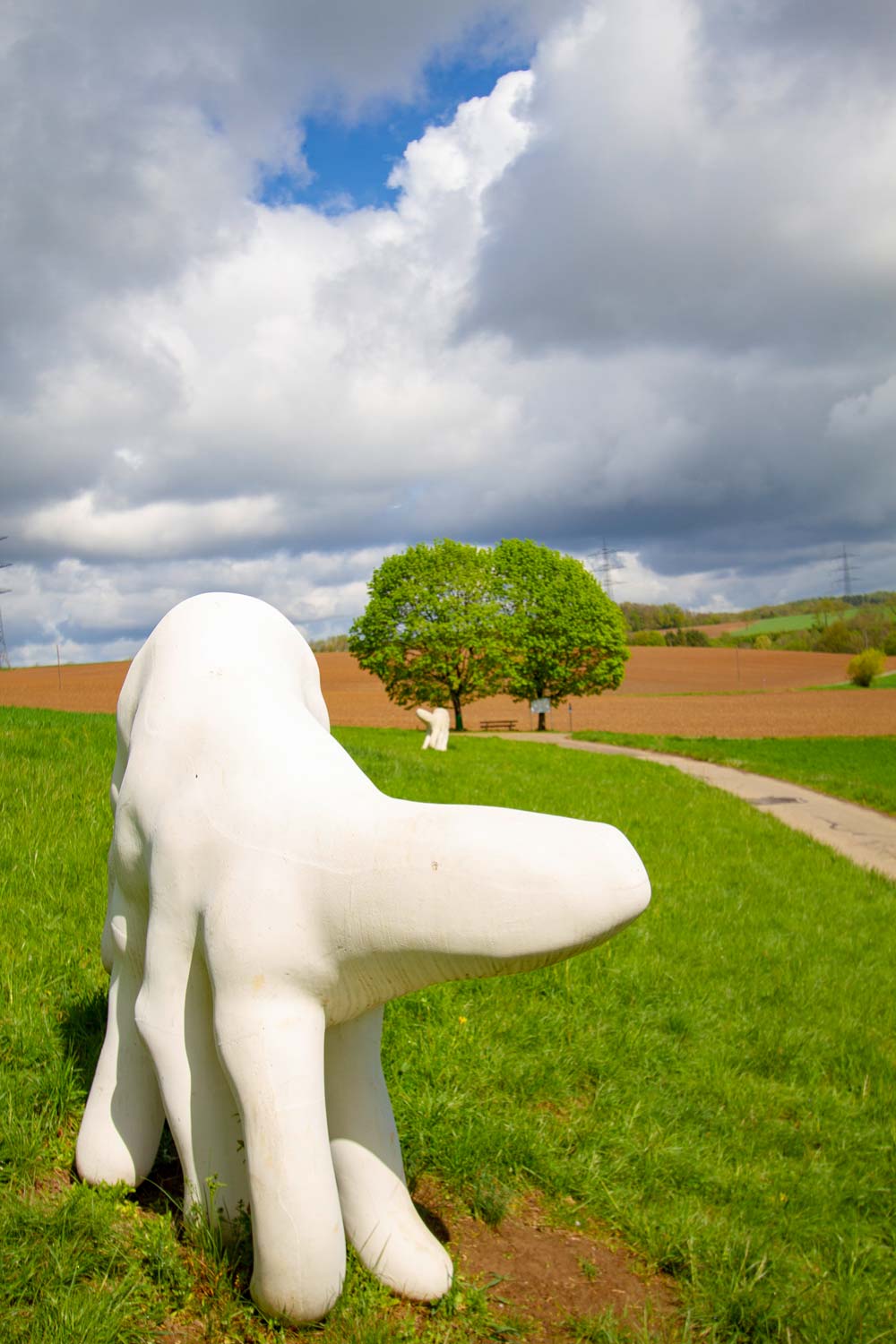 Skulptur sieht aus wie ein Eisbär oder eine Hand