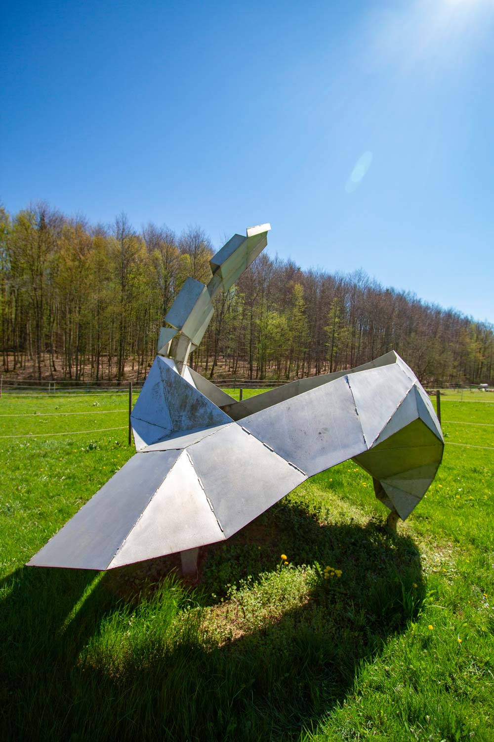Skulptur aus Metall, sieht aus wie ein Skorpion