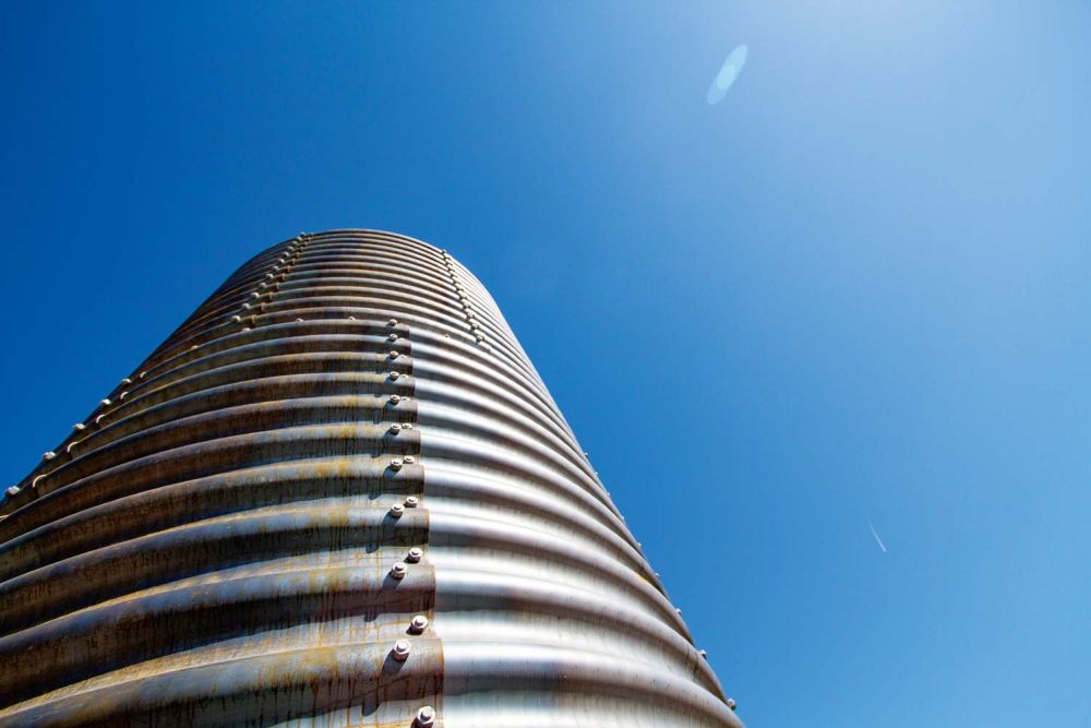 Blick an der Skulptur entlang in den Himmel