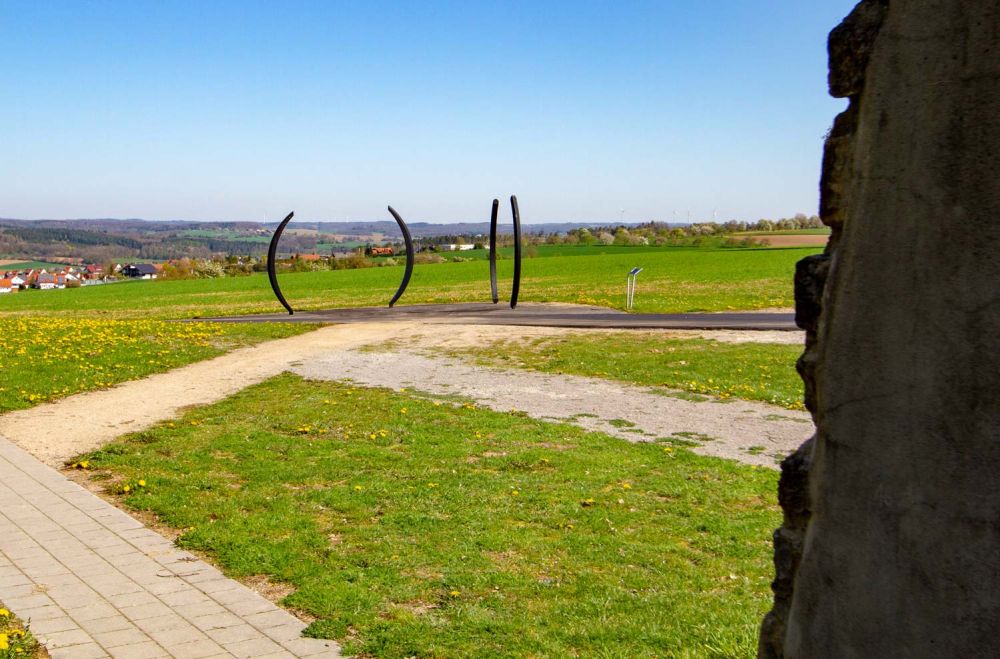 Blick auf die Skulptur vom Limes Turm Eingang