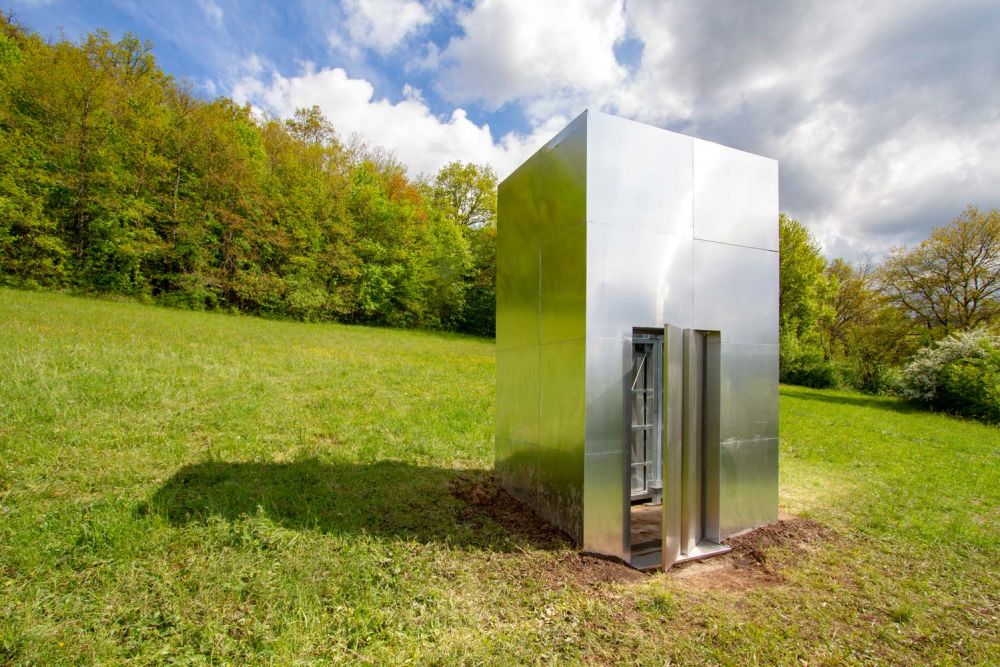 Metallfahrstuhl auf grüner Wiese